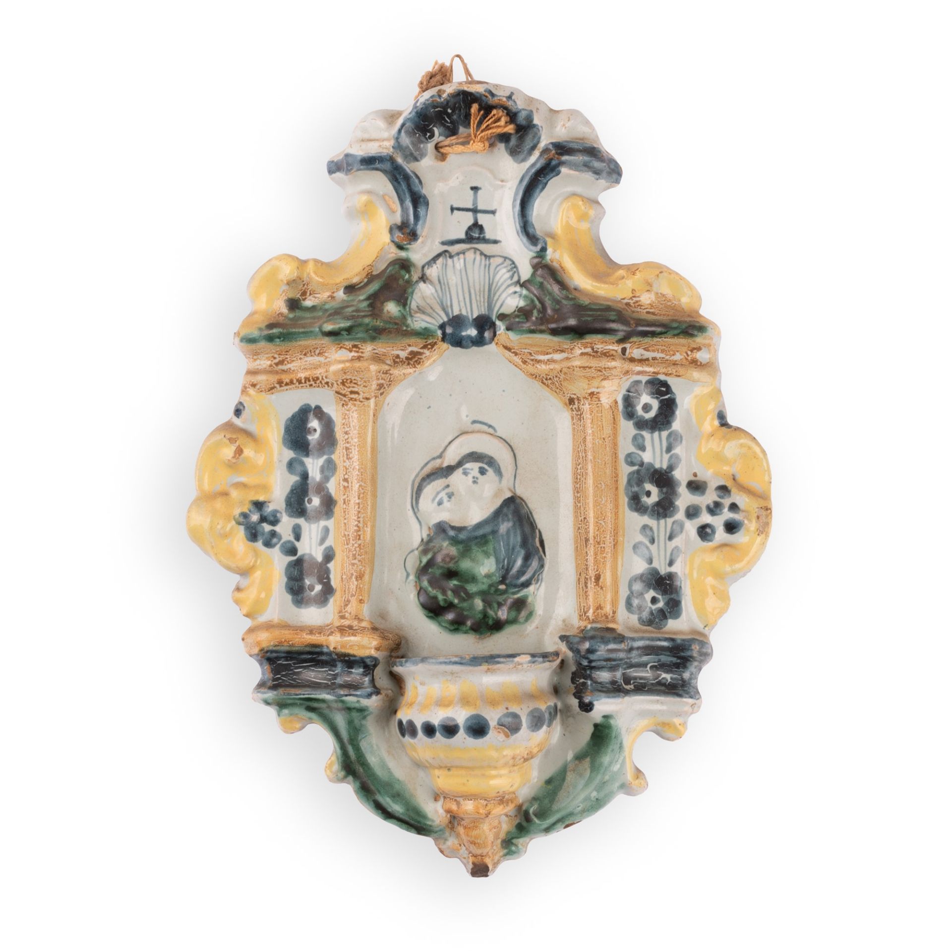 Acquasantiera in maiolica decorata con elementi in  rilievo e l'effigie della Madonna con  Bambino, 