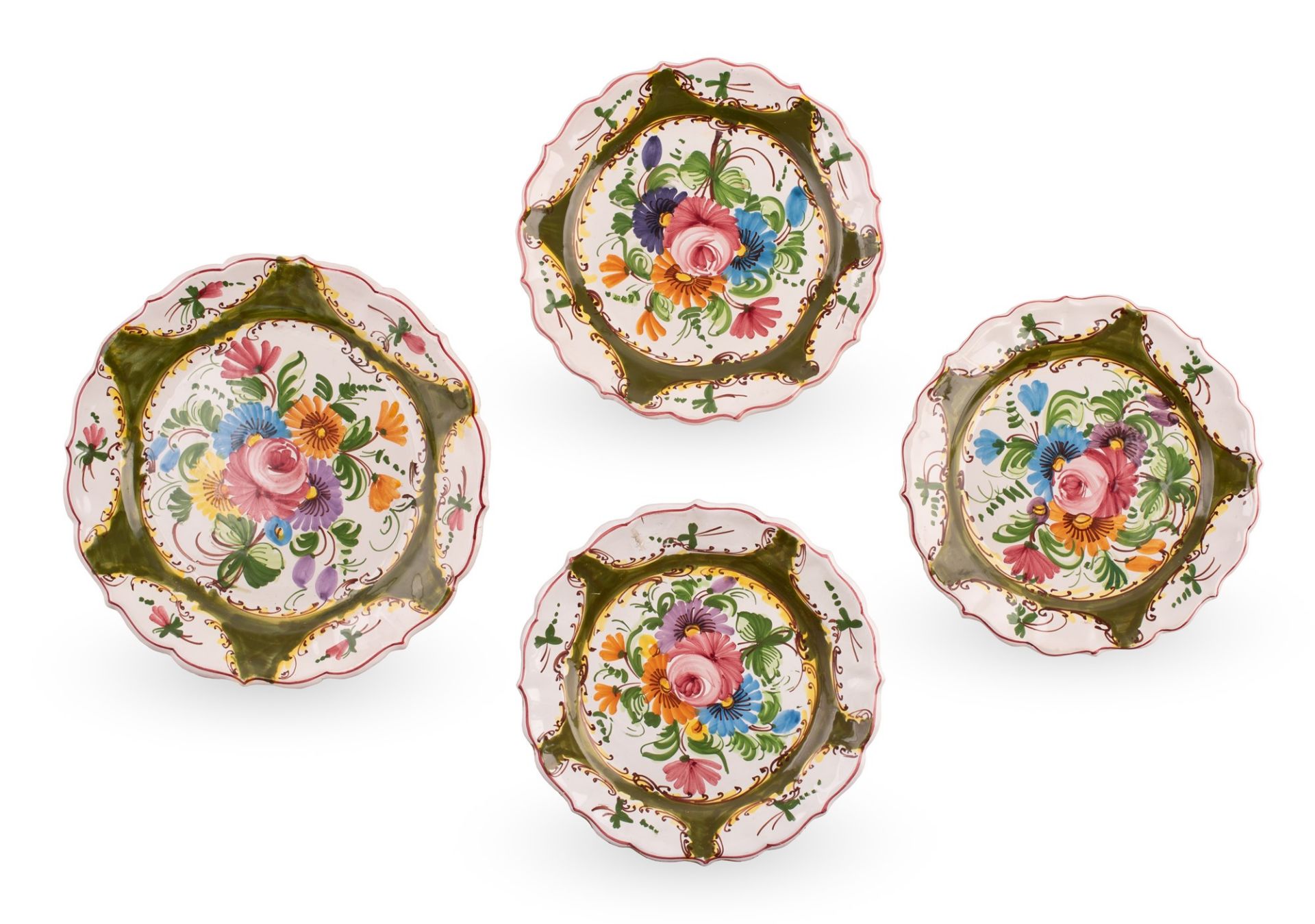 Lotto di centrotavola e 3 piatti in maiolica a bordo mistilineo, decorati in policromia con motivi v