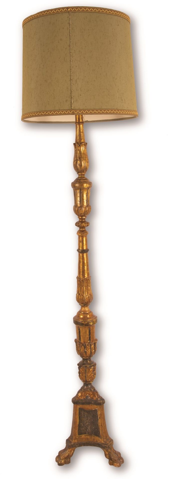 Grande torciere in legno intagliato in argento dorato a mecca. Piedi ferini. - Bild 2 aus 2