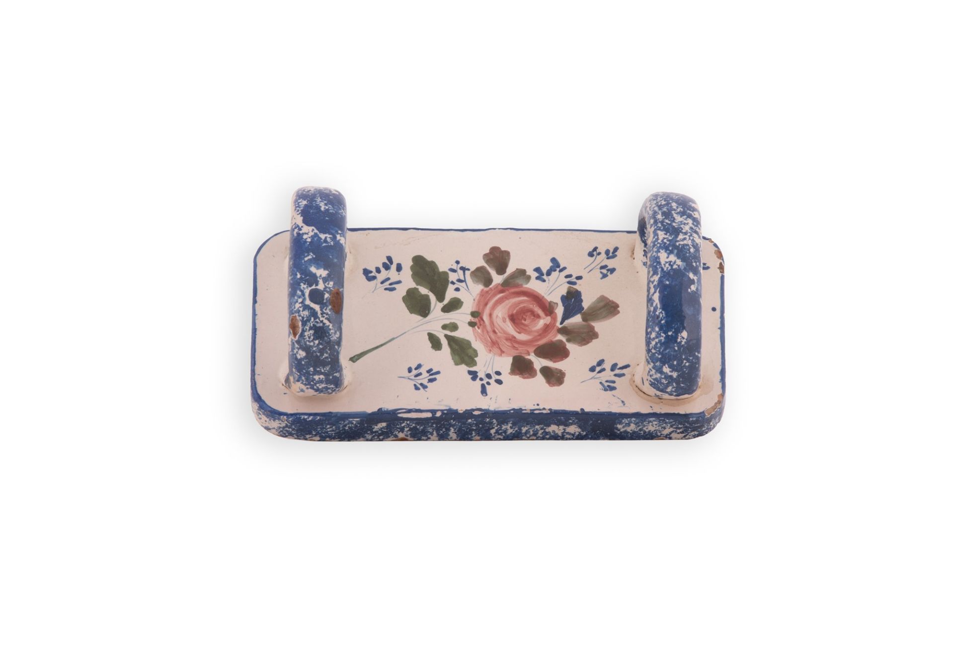 Schiacciapatate in maiolica policroma. Al centro su fondo bianco decorato con una rosa. Sul doppio m