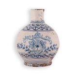 Bottiglia in maiolica decorata in monocromia azzurra con stemma gentilizio ed elementi geometrici e