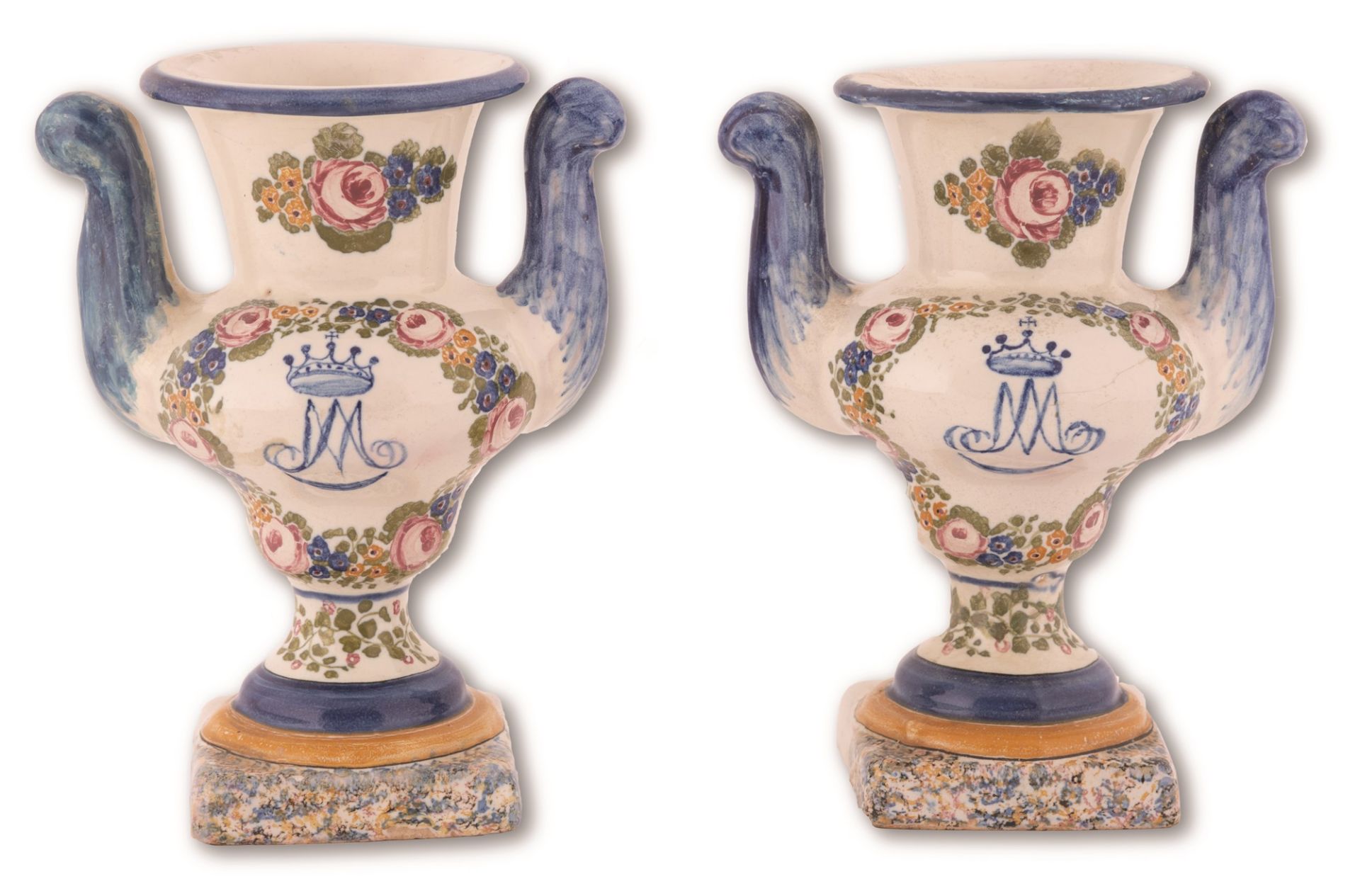 Coppia di vasi da altare in maiolica recanti monogramma mariano coronato, incorniciato da una ghirla