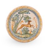 Alzatina in maiolica decorata con animale stante in uno scorcio di paesaggio