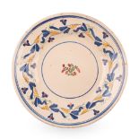 Grande piatto in maiolica decorato con mazzetti floreali sparsi