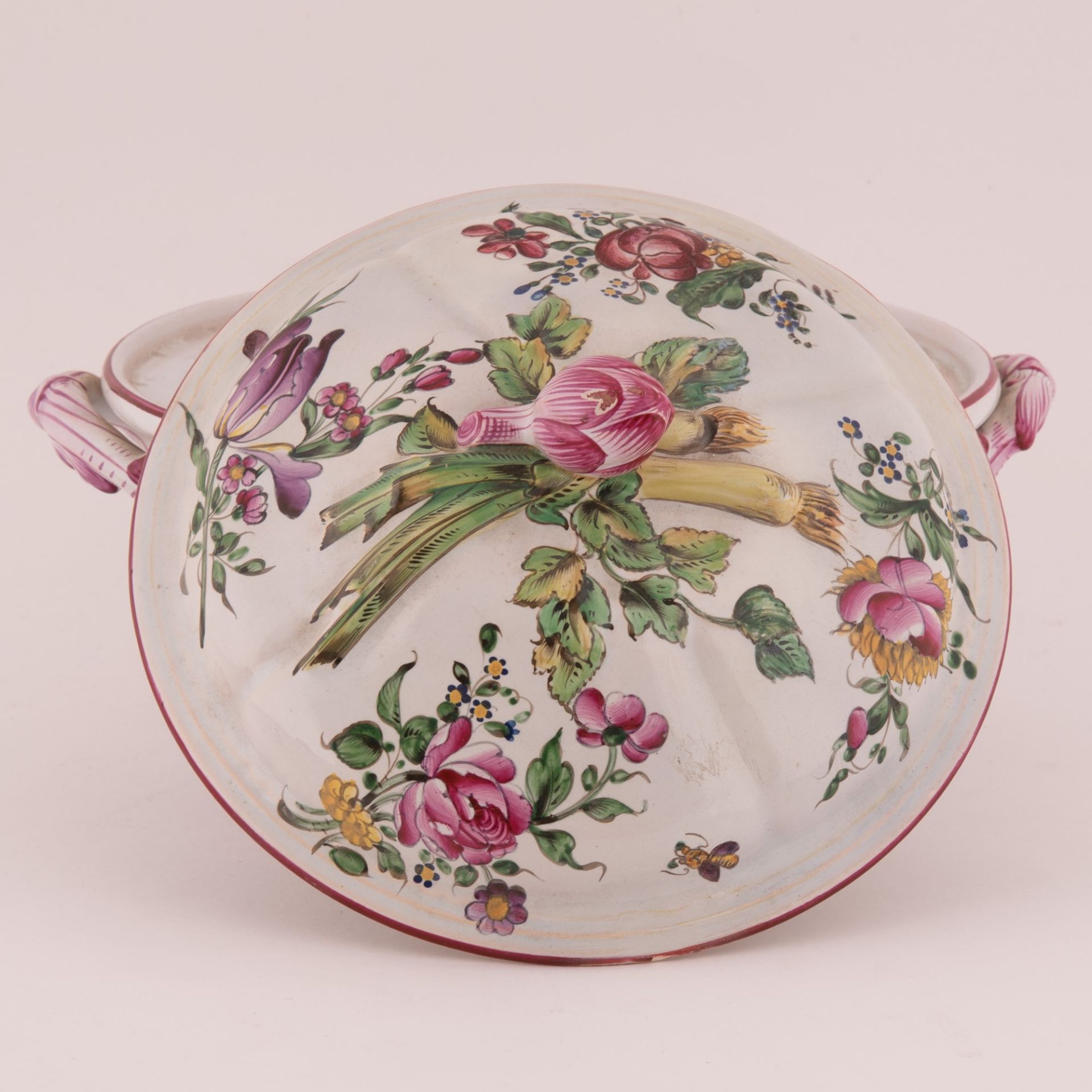 Zuppiera in maiolica decorata con elementi naturalistici a rilievo e con mazzetti di fiori sparsi, d - Image 3 of 5
