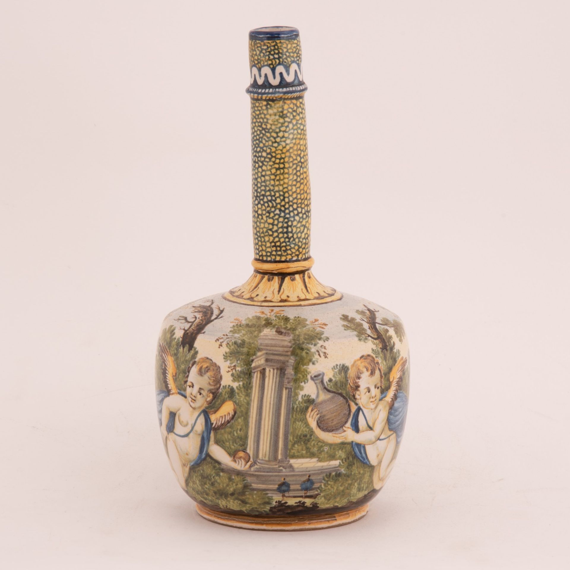 Bottiglia in maiolica dipinta in policromia, forma arrotondata con spalla molto piana e collo cilind - Bild 2 aus 3