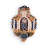 Acquasantiera in maiolica decorata con elementi a rilievo e nell'edicola centrale, con l'effigie del