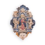 Acquasantiera in maiolica con decorazioni e figure in rilievo, recante al centro l'effigie dell'Imma