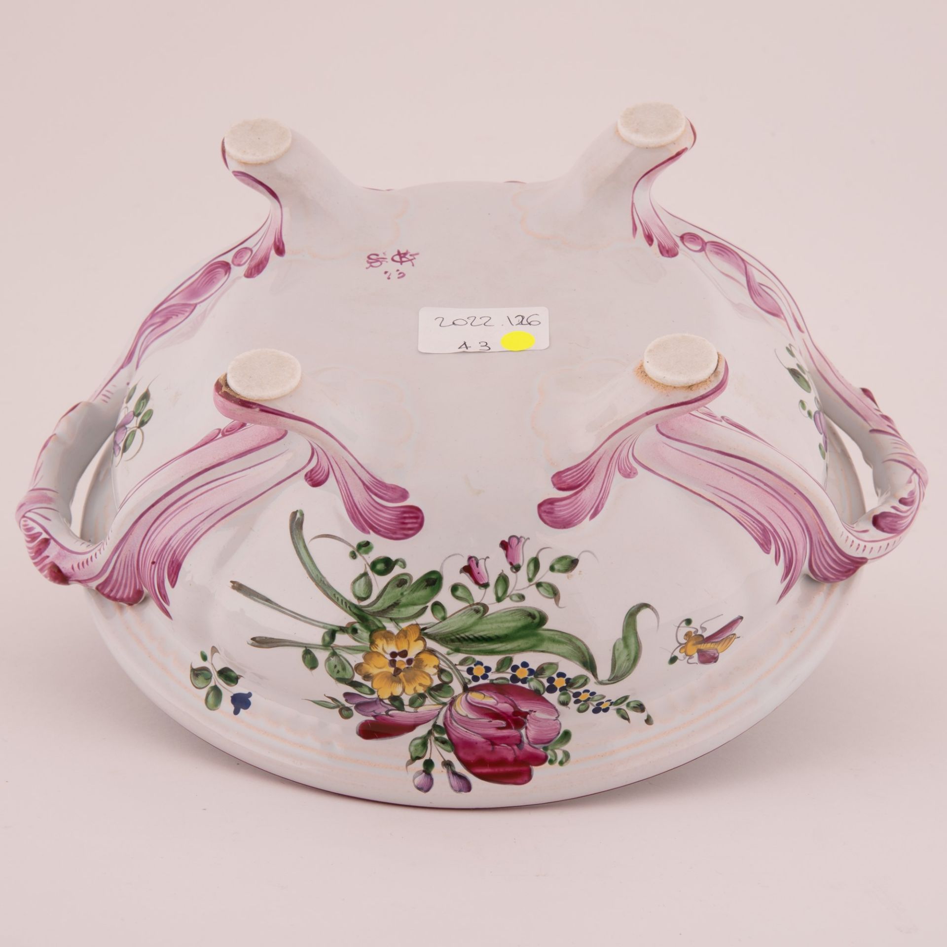 Zuppiera in maiolica decorata con elementi naturalistici a rilievo e con mazzetti di fiori sparsi, d - Image 4 of 5
