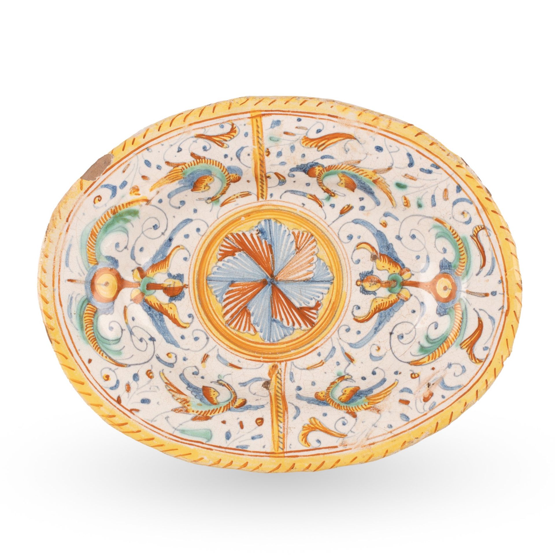 Vassoio ovale in maiolica decorato in policromia con motivi floreali e grottesche. Al centro motivo 