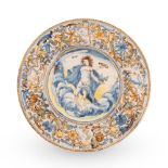 Castelli, bottega di Francesco Grue. Piatto in maiolica decorato con girali fogliati, fiori e putti