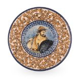 Piatto in maiolica decorato sulla tesa con girali fitomorfi e nel cavo, con la figura di un'antico g