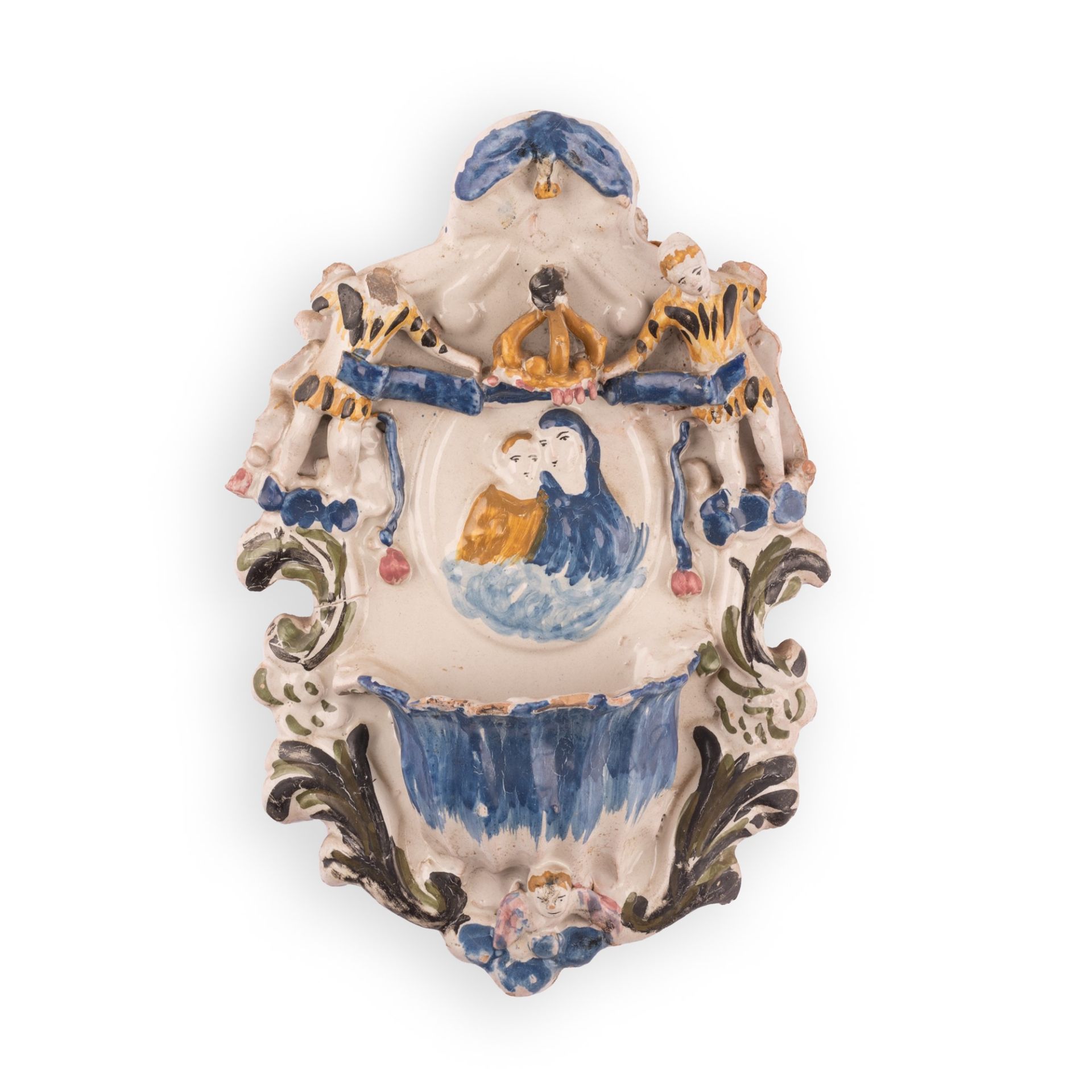 Acquasantiera in maiolica con decori a rilievo recante un medaglione centrale con l'effigie della Ve