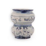 Albarello in maiolica decorato in monocromia blu con figure di putti, cartigli ed iscrizione: "Comp(