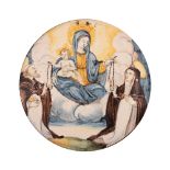 Tondo in maiolica raffigurante la Madonna del Rosario tra i Santi Domenico di Guzman e Caterina da S