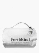 (Jb) RRP £200 Lot To Contain 1 Bagged Earthkind Reclaimed Natural Down Kingsize 13.5 Tog Duvet (2585