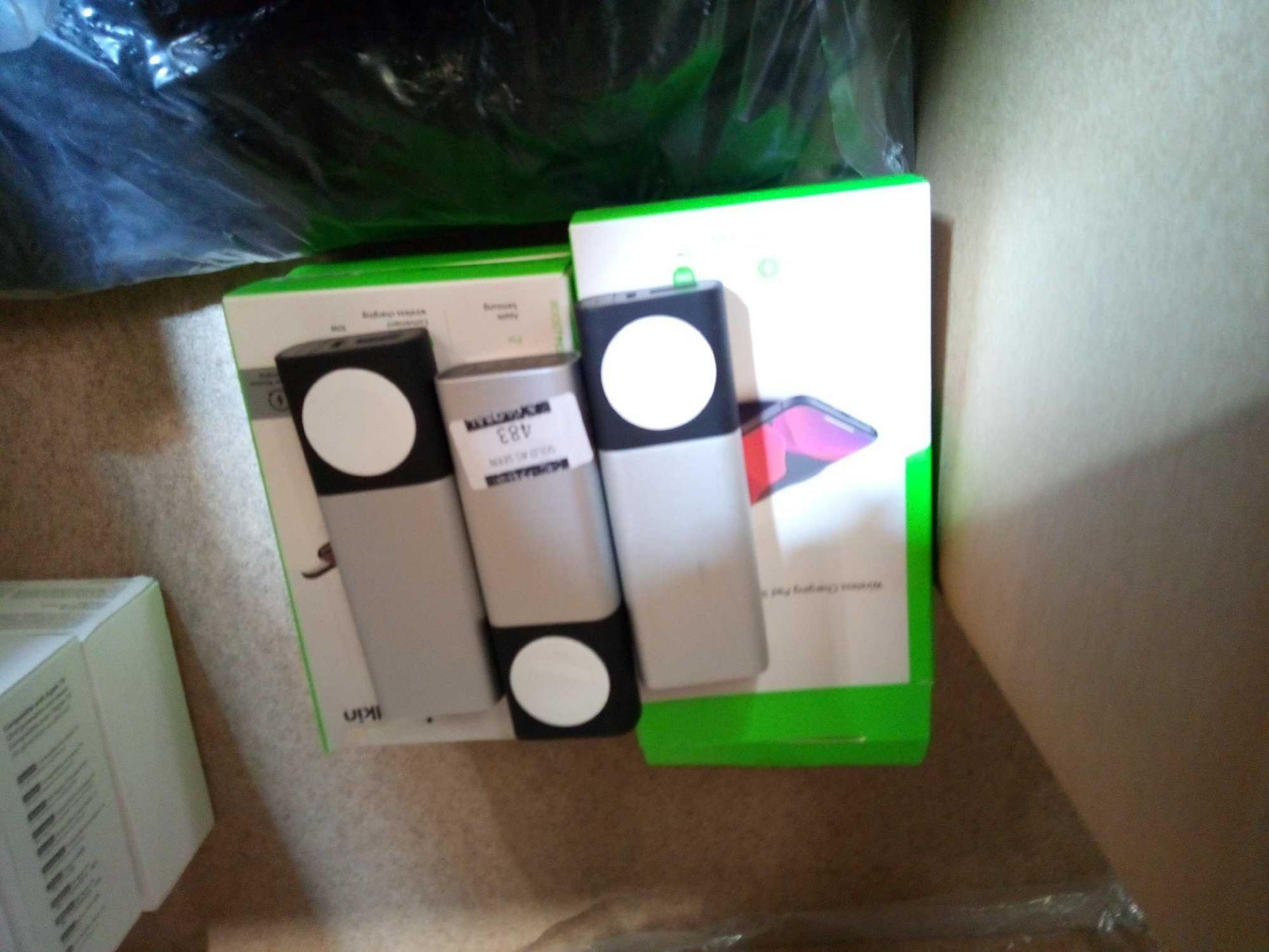 RRP £150 Lot To Contain X4 Items Boxed Belkin Wireless Charging Pad , X3 Unboxed Items Belkin Wirel - Image 3 of 3