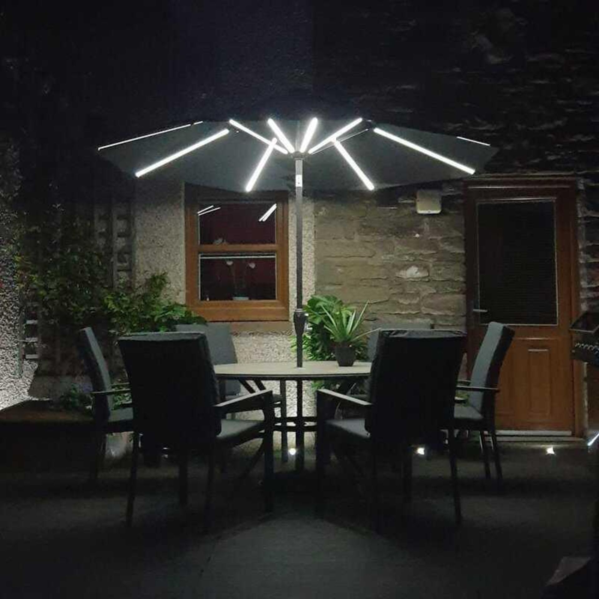 RRP £220 Lot To Contain 1X Boxed 2.7M Traditional Parasol With Lights (Aj)