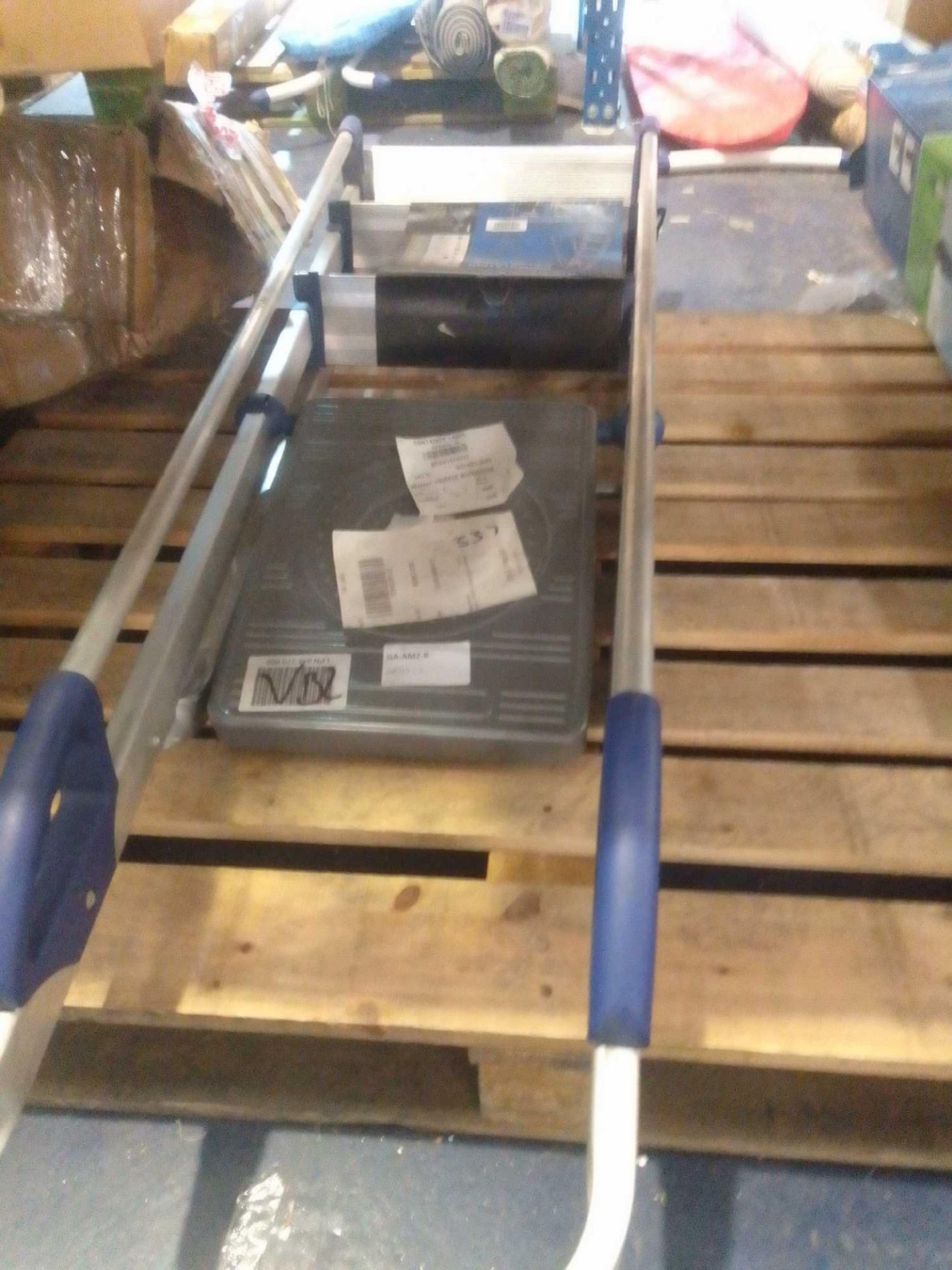 RRP £100 Lot To Contain 1X Werner 4 Tread Workstation Stepladder (Tr) - Image 2 of 2