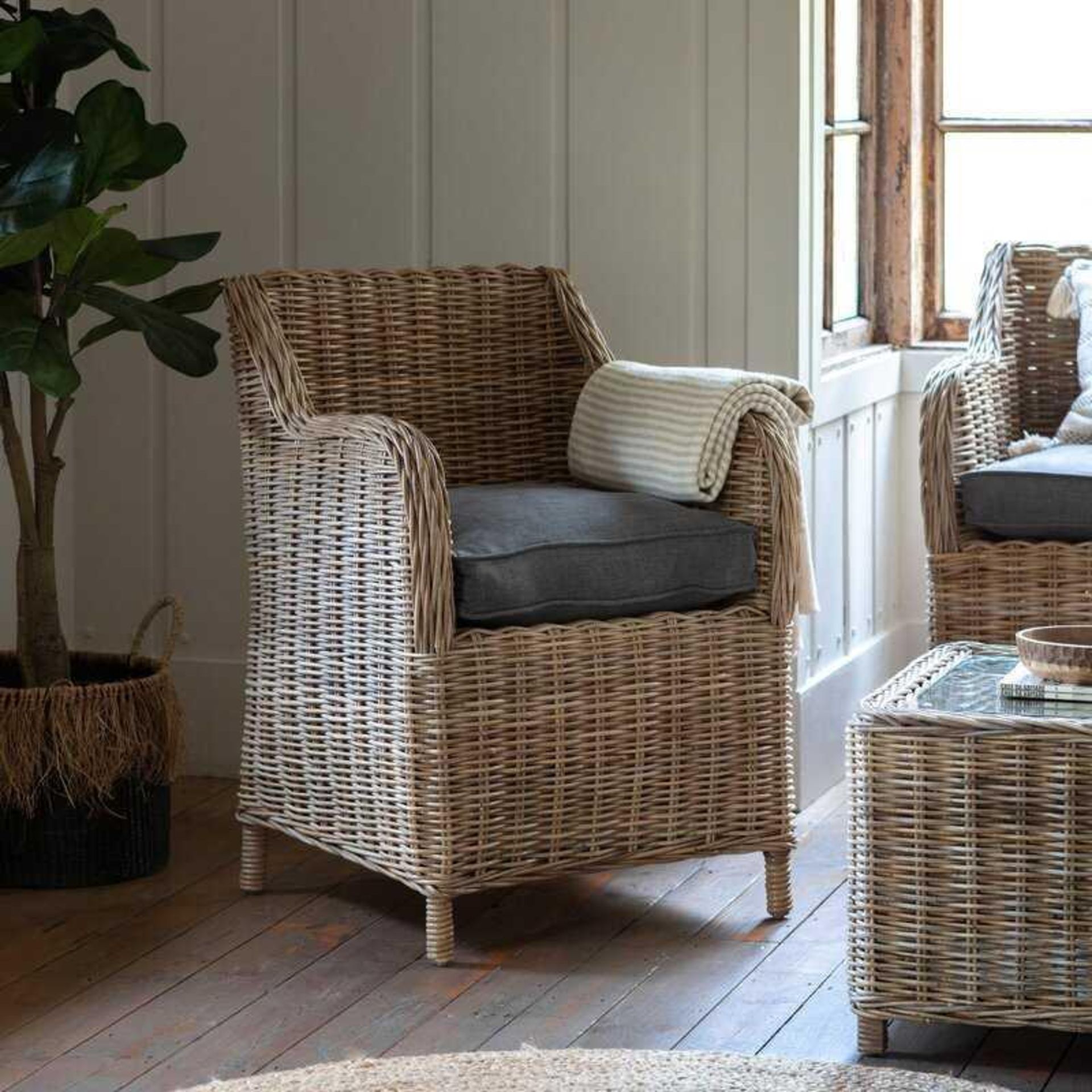 RRP £589 Lot To Contain 1X Boxed Grange Garden Chair (Aj)