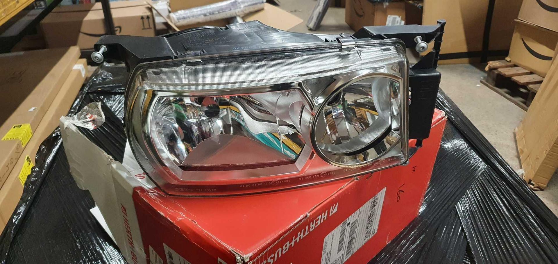 RRP £160 Lot To Contain 1X Box Herth+Buss Elparts 81658116 Headlight (Aj) - Image 2 of 3