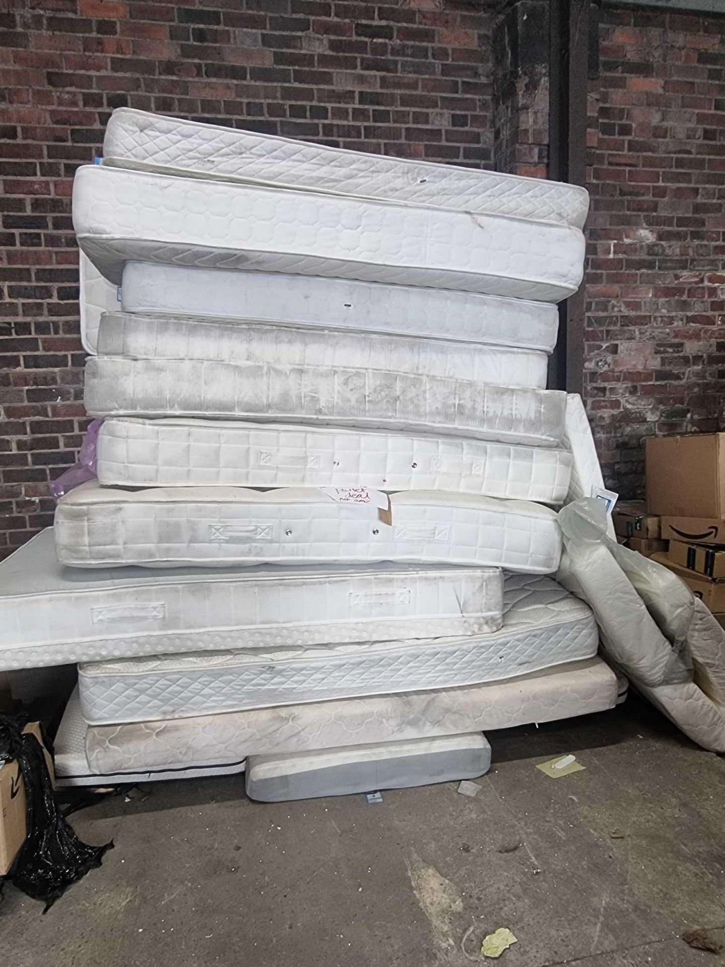 RRP £200 Lot To Contain 17 Mixed Sized Mattress'