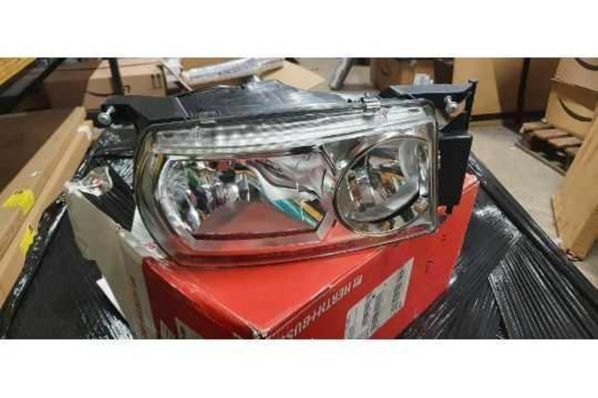 RRP £160 Lot To Contain 1X Box Herth+Buss Elparts 81658116 Headlight (Aj) (Spw4O7006J)