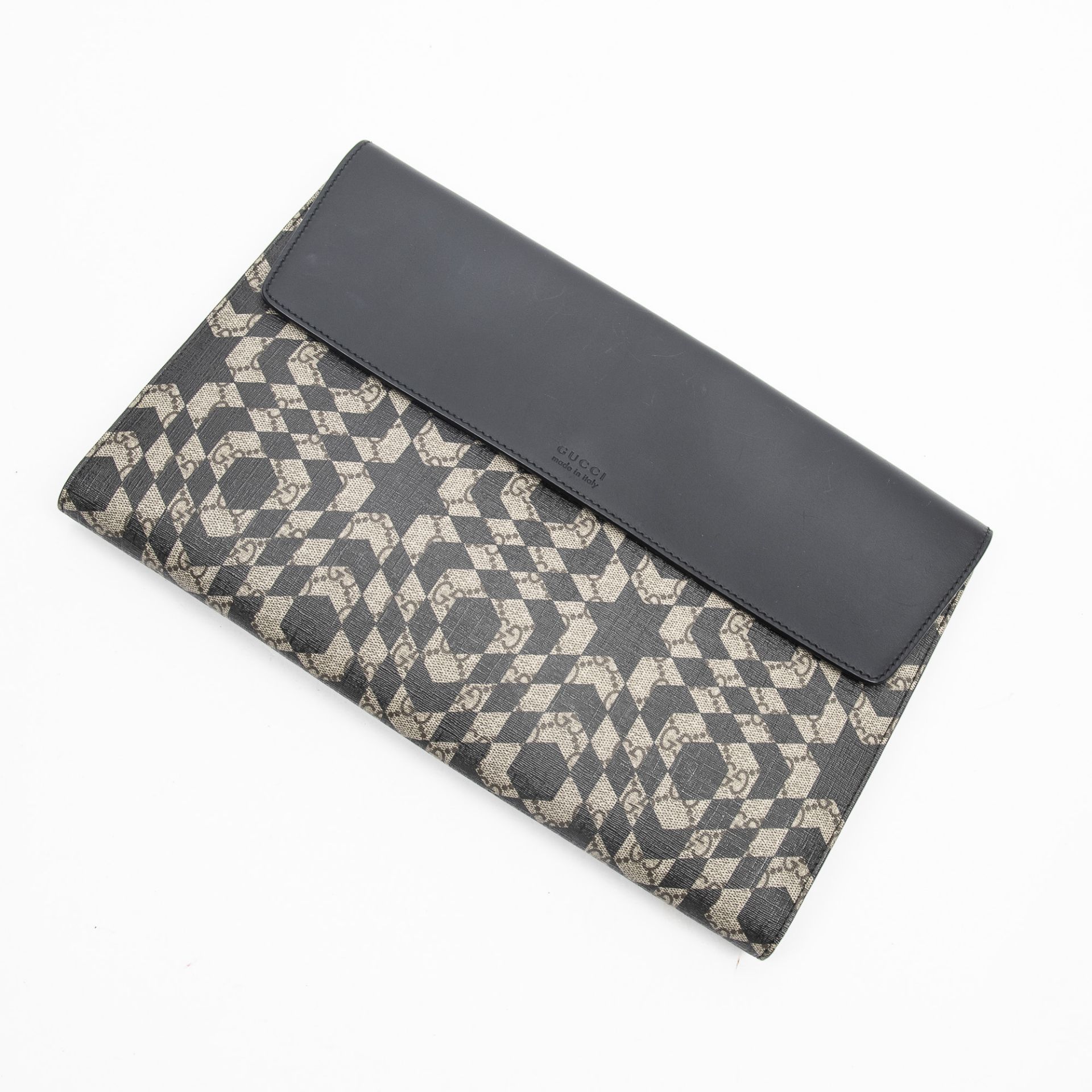 RRP £1,125.00 Lot To Contain 1 Gucci Coated Canvas Caleido Clutch Pouch In Black/Beige - 38*25*3cm -