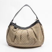 RRP £1,185.00 Lot To Contain 1 Gucci Canvas Sukey Medium Hobo Shoulder Bag In Beige/Black - 37,5*