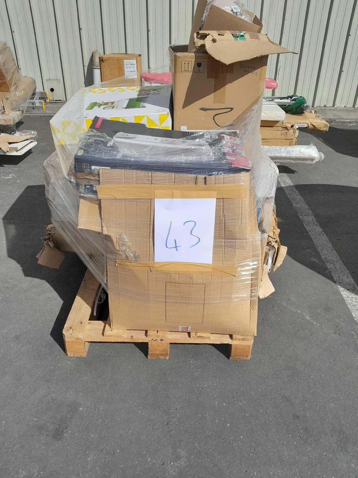 RRP £1,680 Pallet To Contain Assorted Items Such As Radiator, Kids Toys, And Much More.(Pictures For