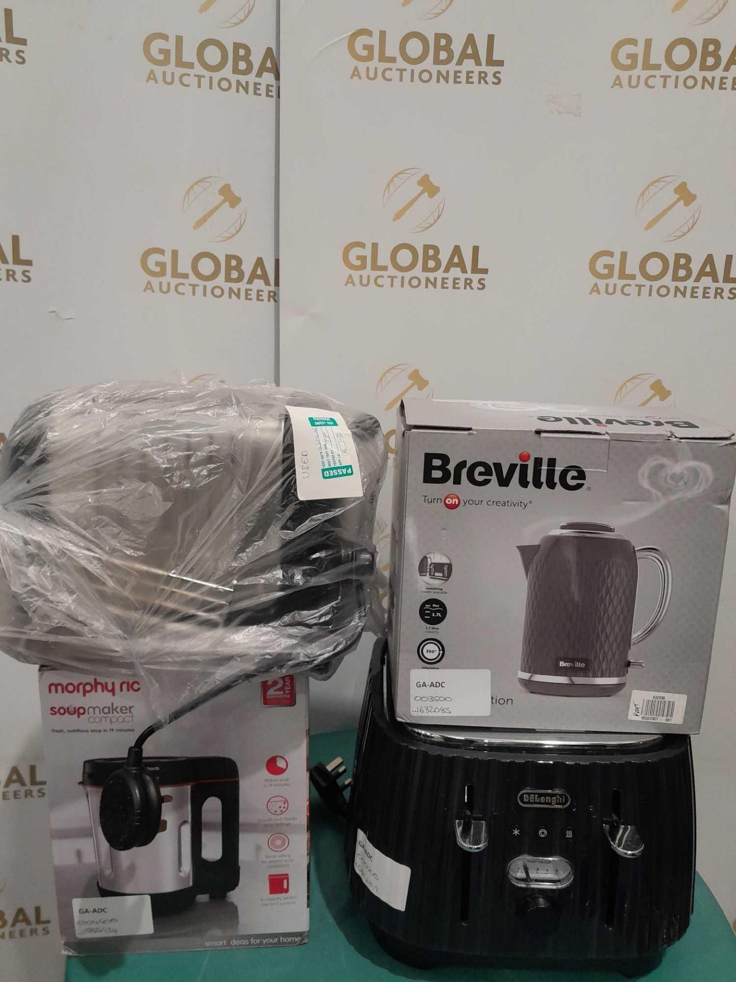 RRP £210 Lot To Contain X4 Items, Dualit Black And Chrome 2 Slice Toaster, Breville Curver Kettle, D - Image 3 of 3