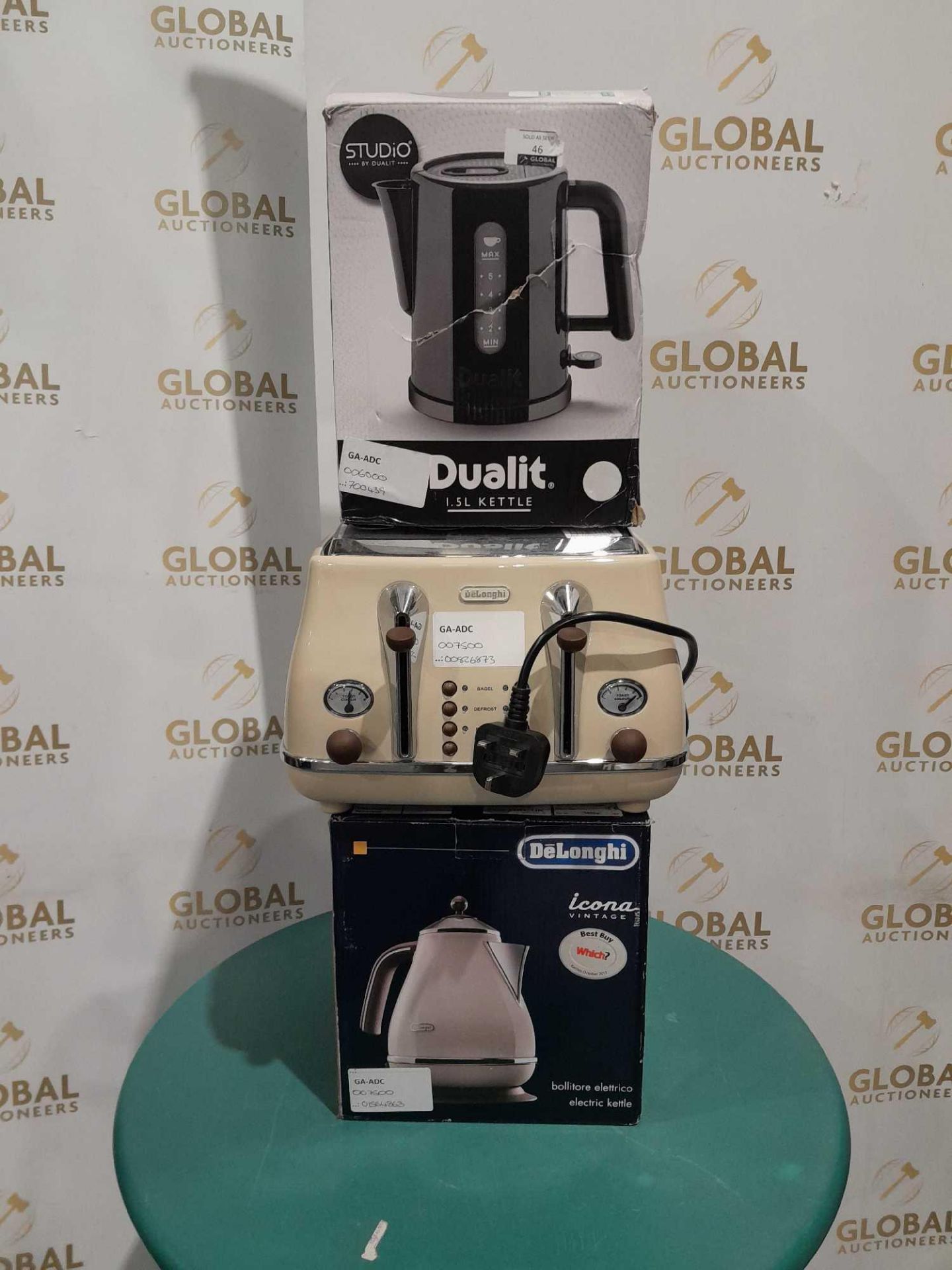 RRP £210 Lot To Contain 3 Boxed Assorted Items To Include A Dualit 1.5L Kettle,  Delonghi Icona Vint - Image 3 of 3