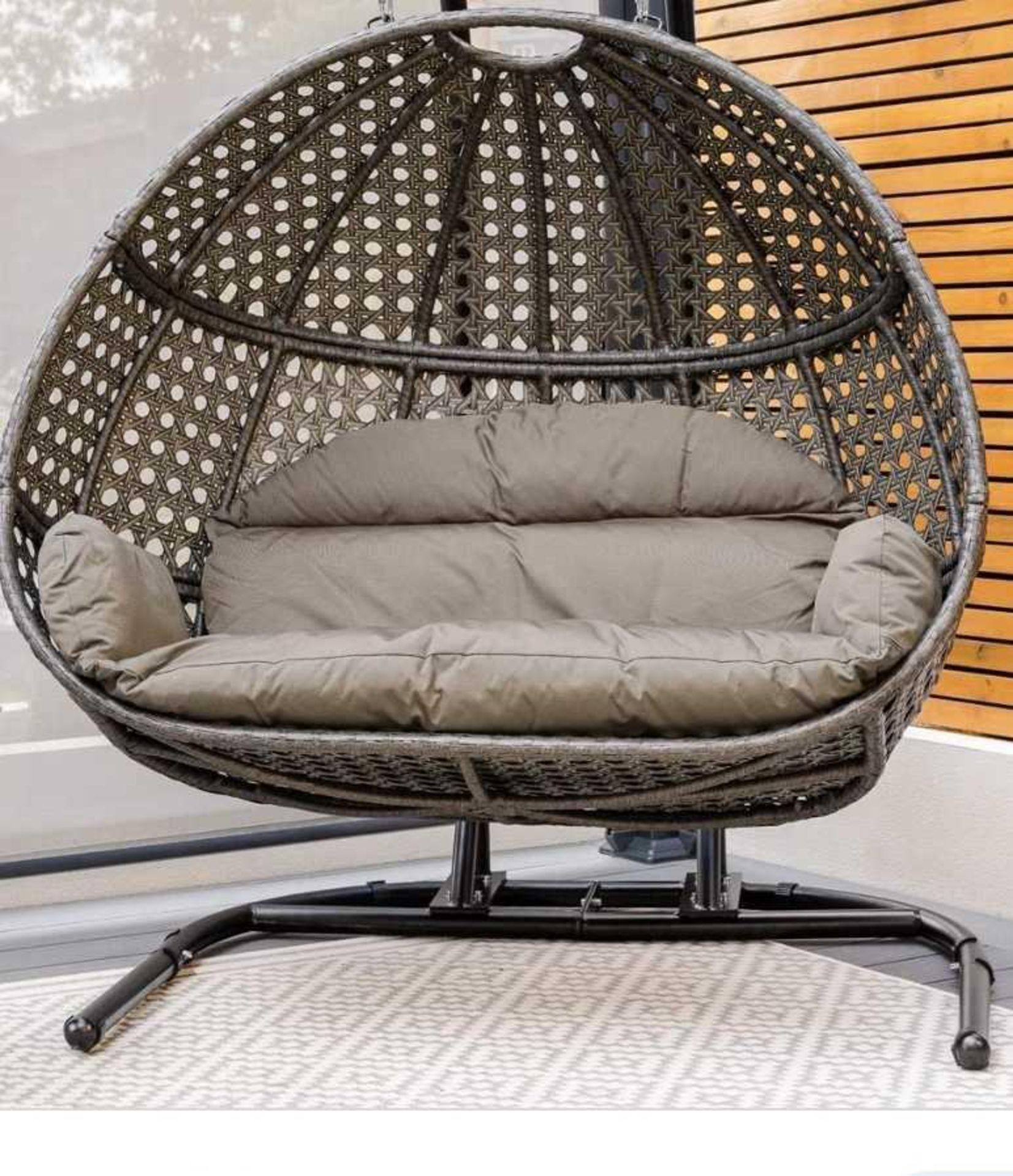 RRP £300 Outdoor Garden Egg Swinging Chair - Image 2 of 4