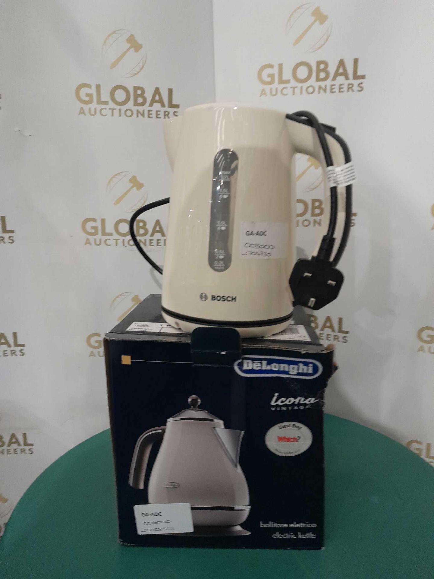 RRP £120 Lot To Contain X2 Kettles, Delonghi Cream Kettle, Bosch Cream Kettle - Image 5 of 6