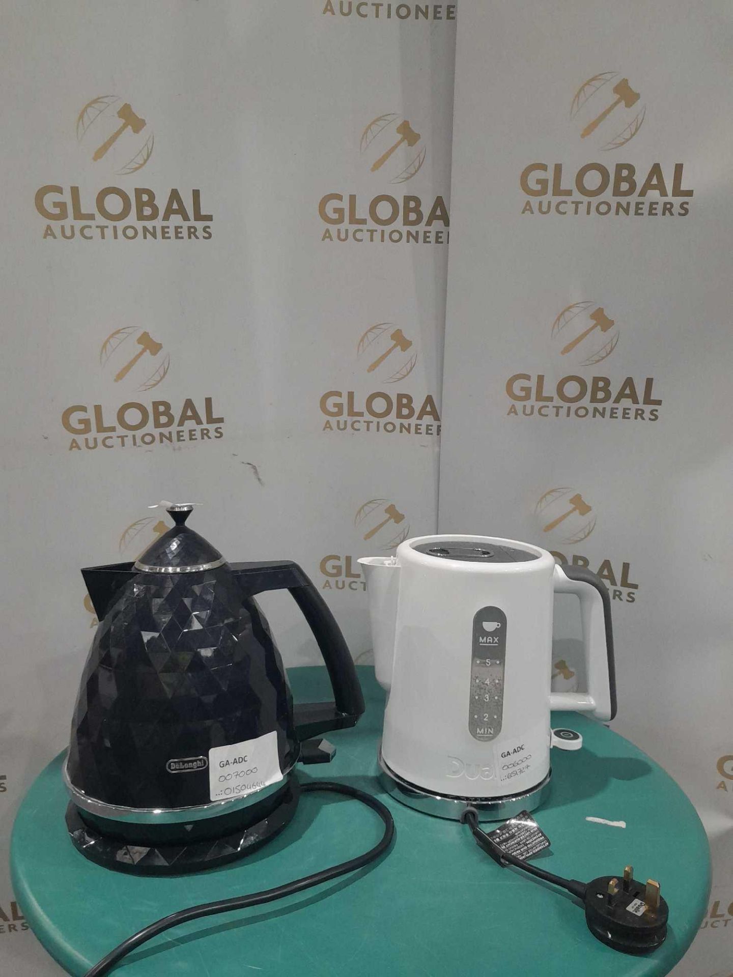 RRP £130 Lot To Contain X2 Kettles, Delonghi Black Kettle, Dualit White Kettle - Image 2 of 2