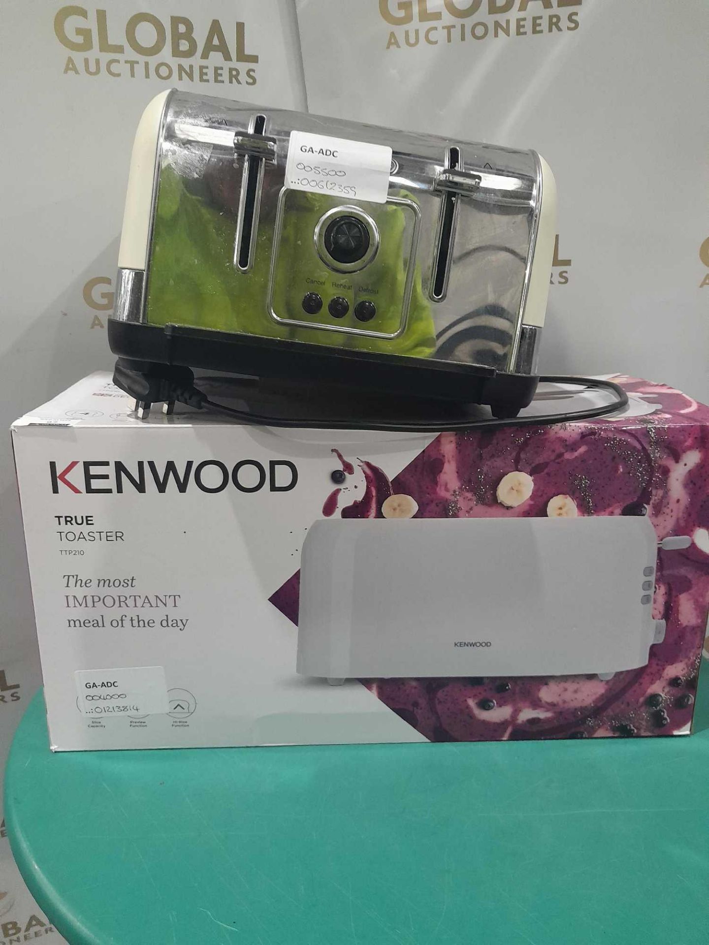 RRP £100 Lot To Contain 2 Assorted Items To Include A Kenwood 2 Slot Toaster And A Morphy Richards 4 - Image 3 of 3