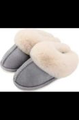 RRP £300 Lot To Contain X20 Grey And White Fluffy Slippers