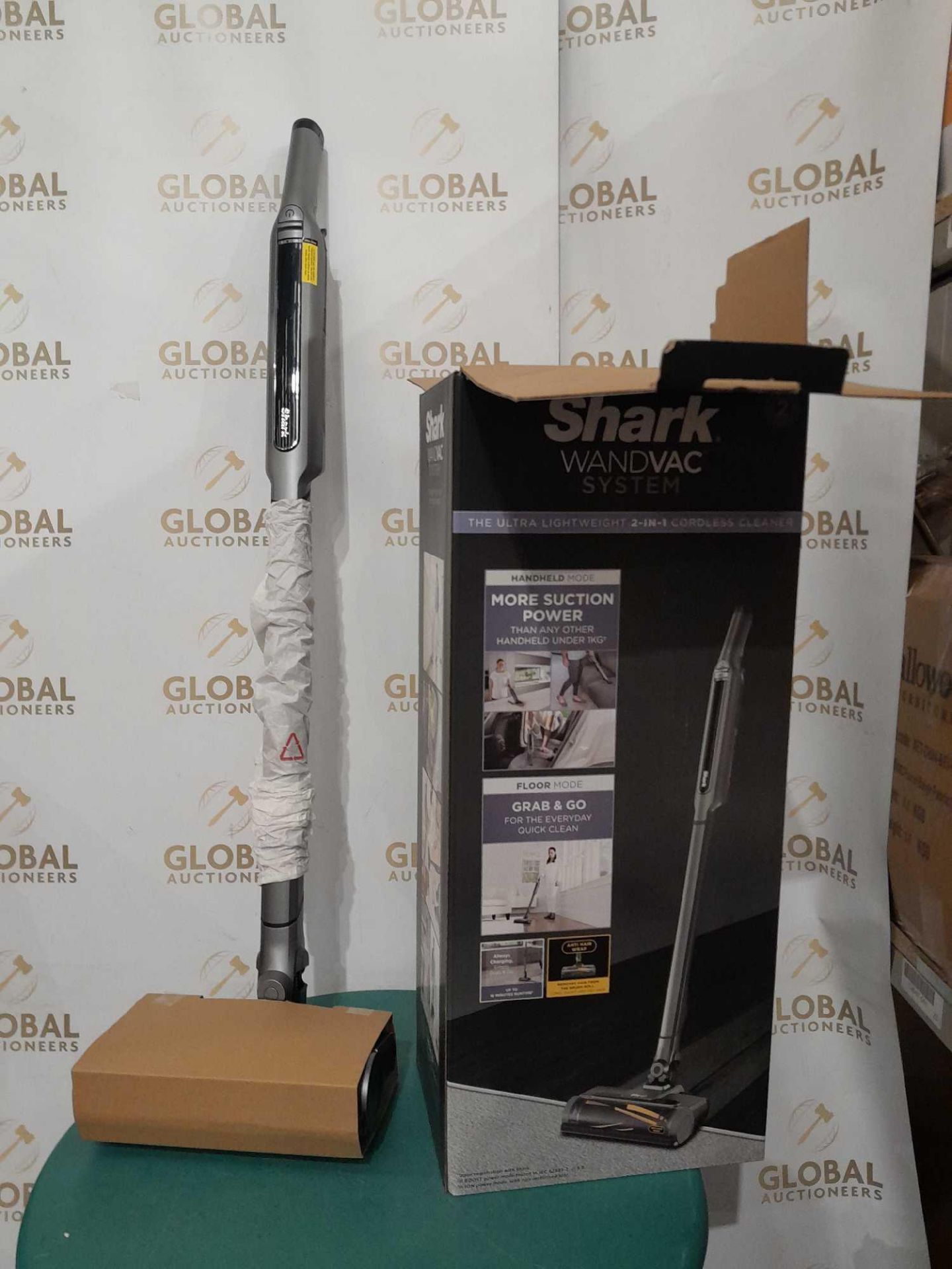 RRP £195 Boxed Shark 2In1 Vacuum Cleaner - Image 2 of 2