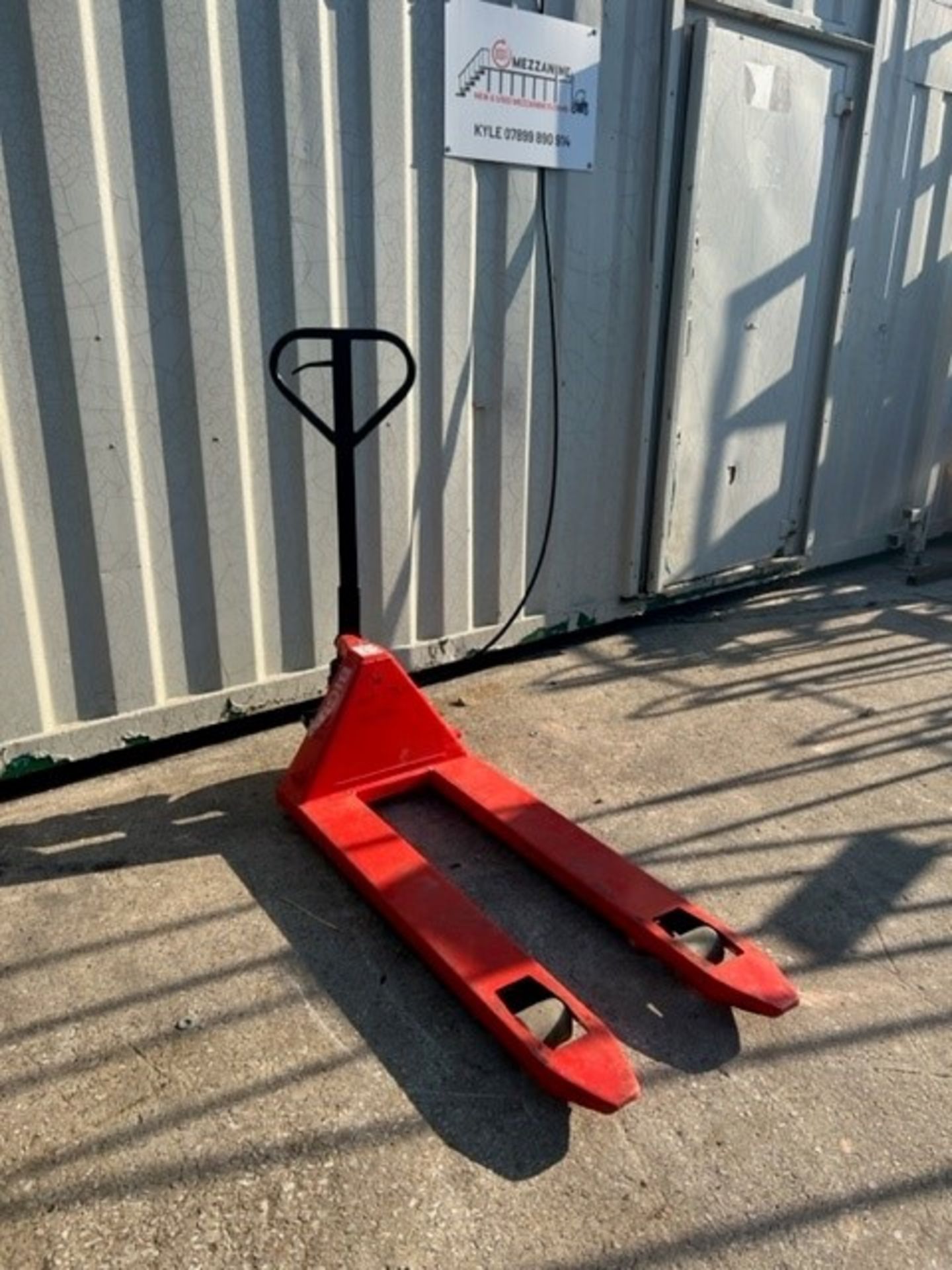 RRP £360 Pump Truck Big Red Dug. Length Of Forks: 11500Mm, Overall Width: 540Mm, Inside Width 240Mm, - Image 2 of 2