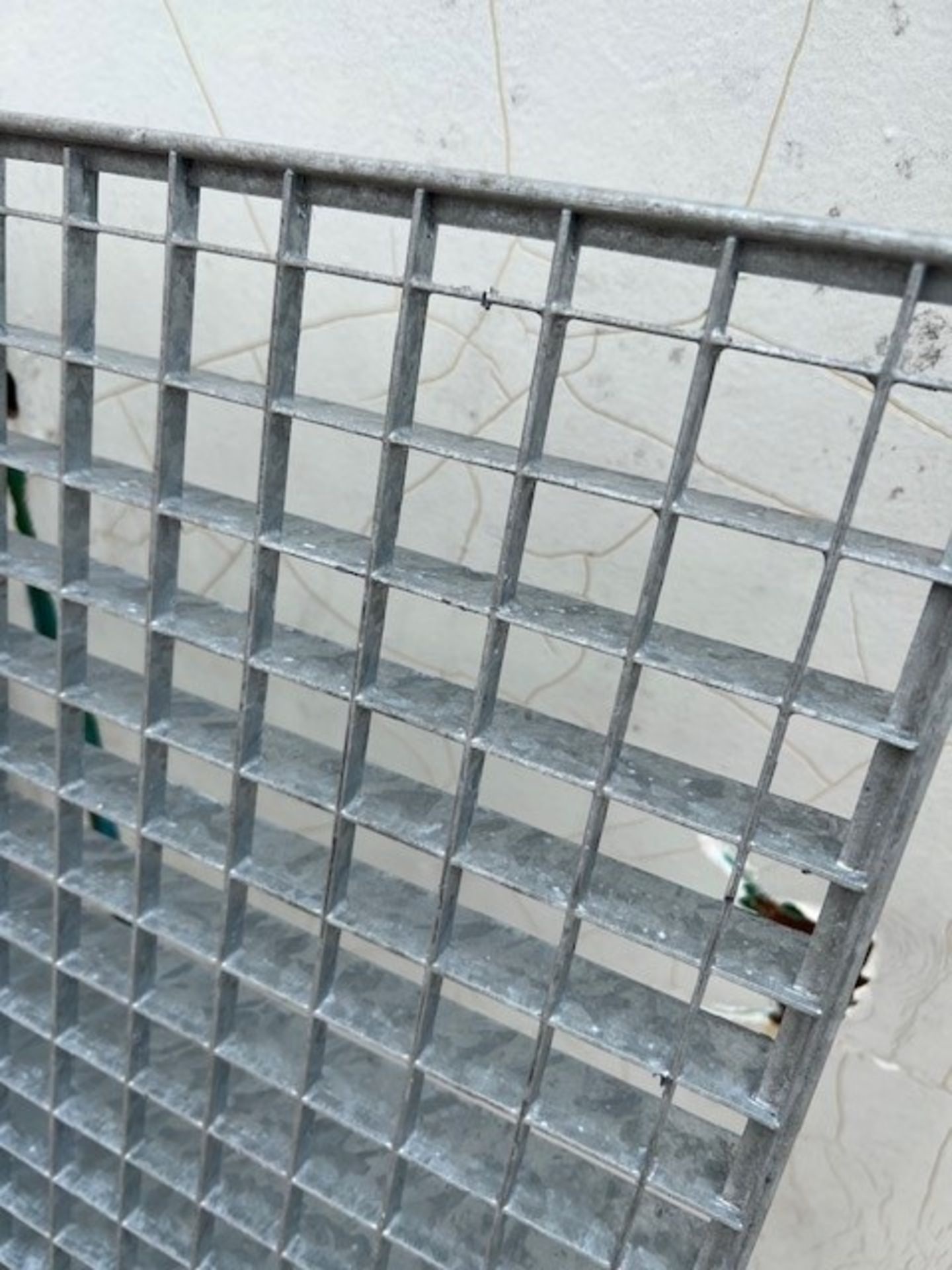 RRP £1080 Galvanised Mesh Panels Forge Walkway Length: 1025Mm Width: 600Mm 30Mm Flat Bar Round The - Image 3 of 4