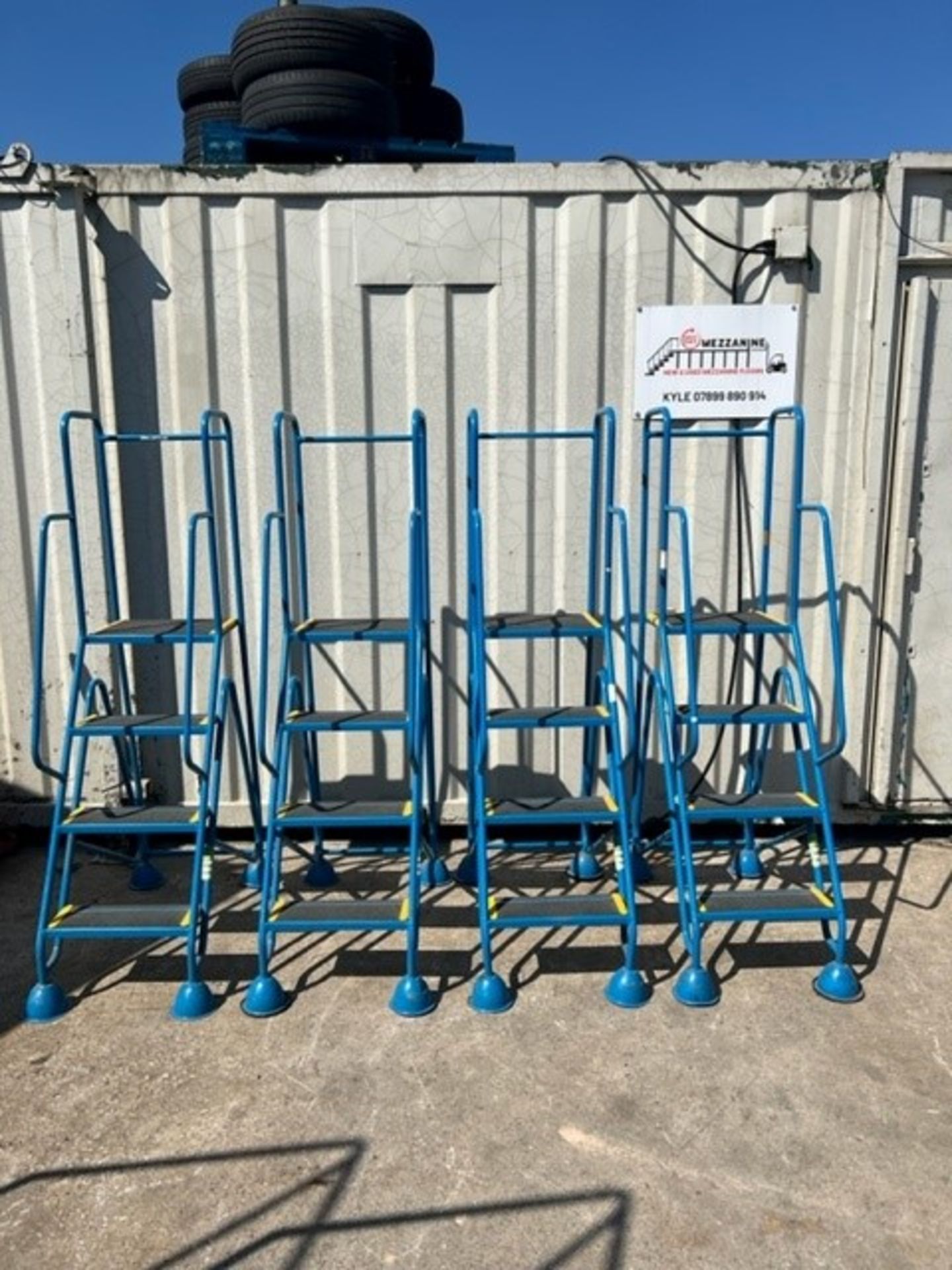 RRP £420 Warehouse Ladders Small Dome Feet Blue Set. Height To Top Set: 1000Mm, Overall Height: - Image 3 of 4