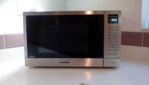 RRP £180 Boxed Panasonic Nn-St48Ks Microwave Oven.