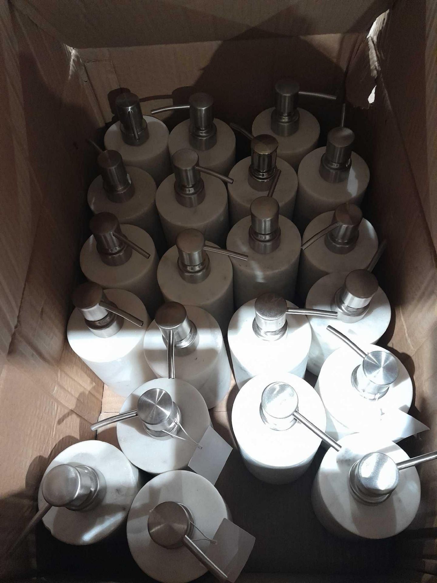 RRP £420 Lot To Contain 21 New White Marble Soap Pumps In A Box - Image 2 of 2