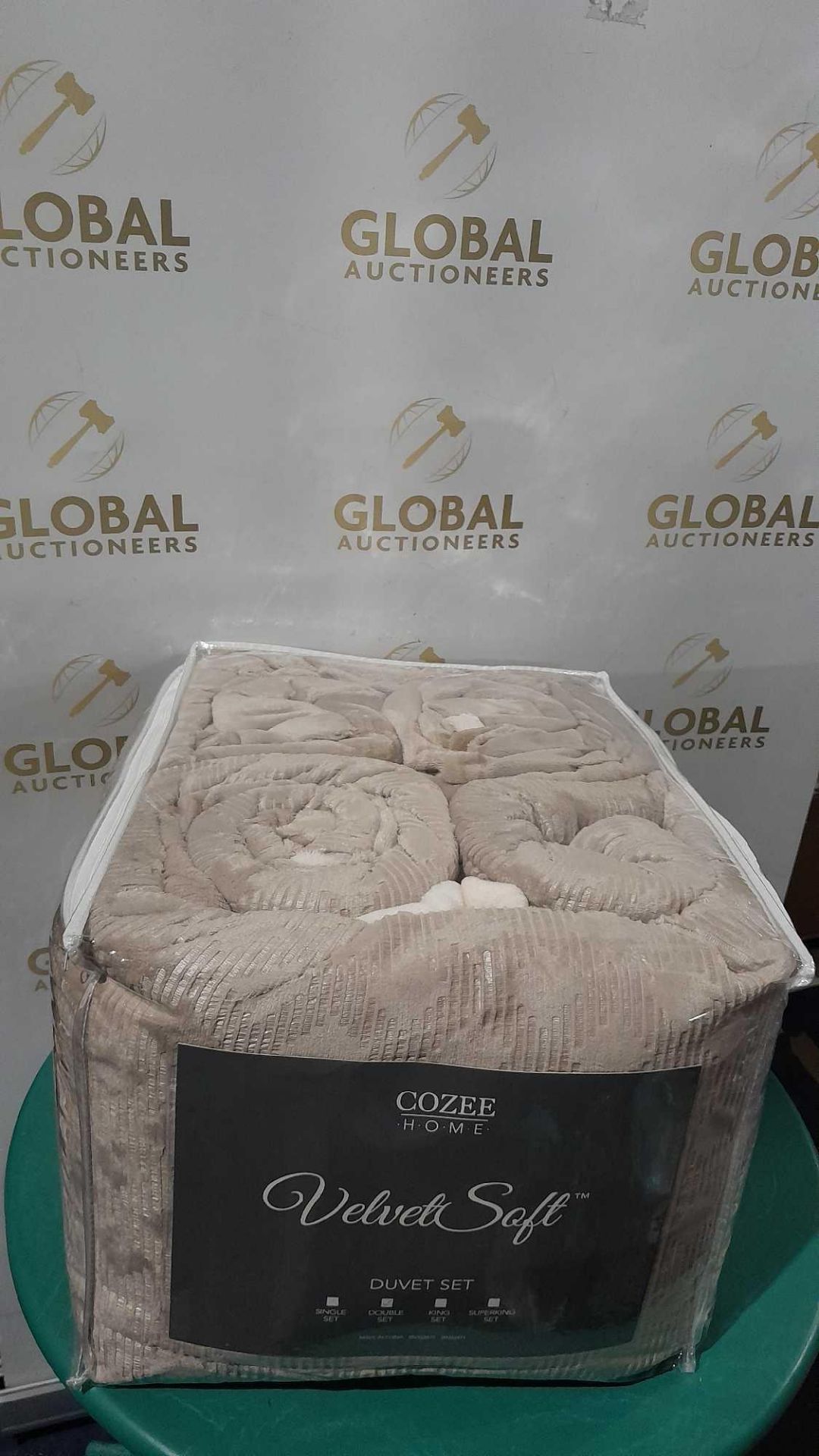 RRP £100 Boxed Cozee Home 2 Pack Embossed Velvetsoft 4 Piece Duvet Set - Image 2 of 2