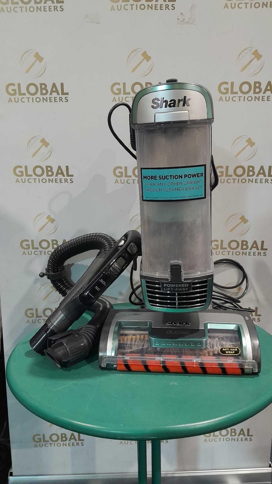 RRP £350 Boxed Shark Upright Vacuum/Duo Clean True Pet & Powered Lift Away - Image 2 of 2