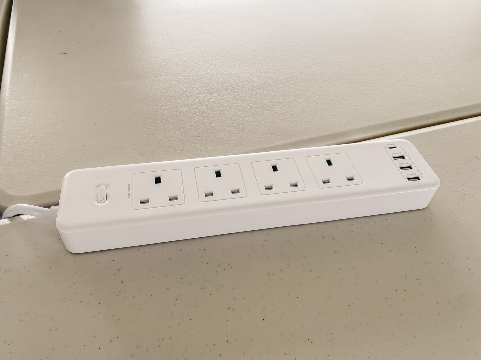 RRP £200 Lot To Contain 20 Packaged Power Strip Surge Protector With Usb