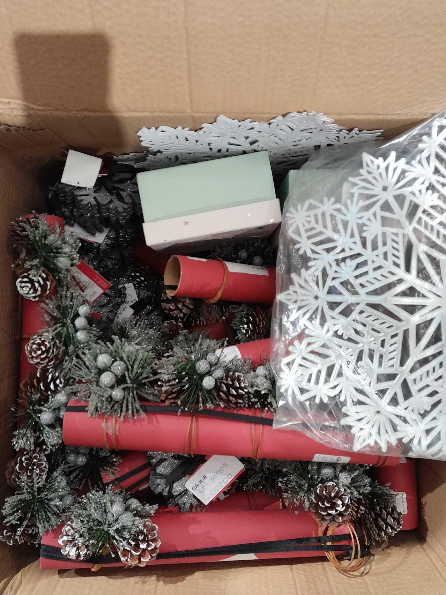 RRP £200 Lot To Contain A Large Amount For John Lewis Christmas Items To Include Snowflake Placemats - Image 2 of 2