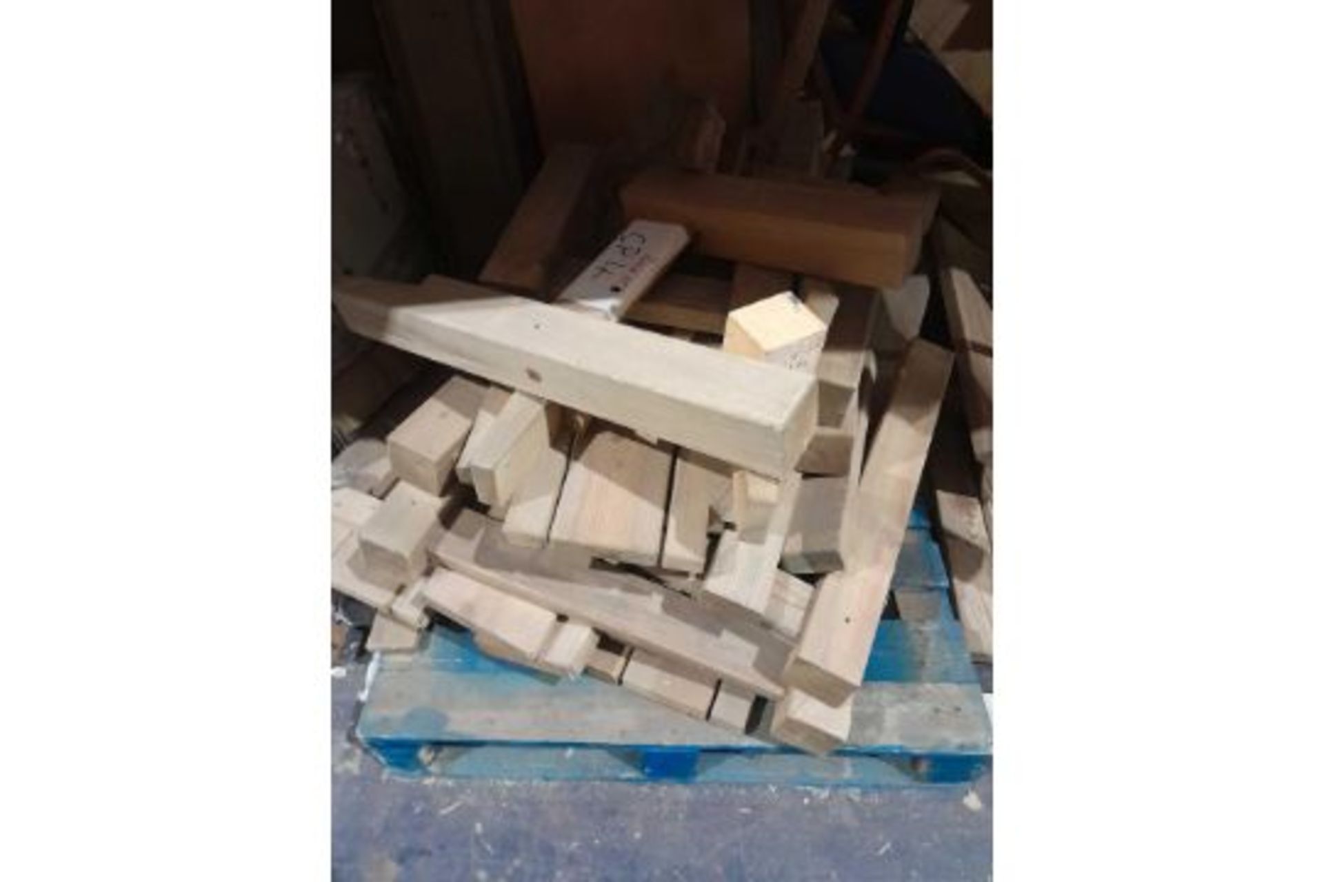 RRP £500 (Aprox Count 1) Pallet To Contain Part Lot Of Wooden Garden Furniture Suitable For Repair - Image 2 of 2