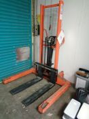 Unbranded model SFH10W12 1000kg pallet lifter