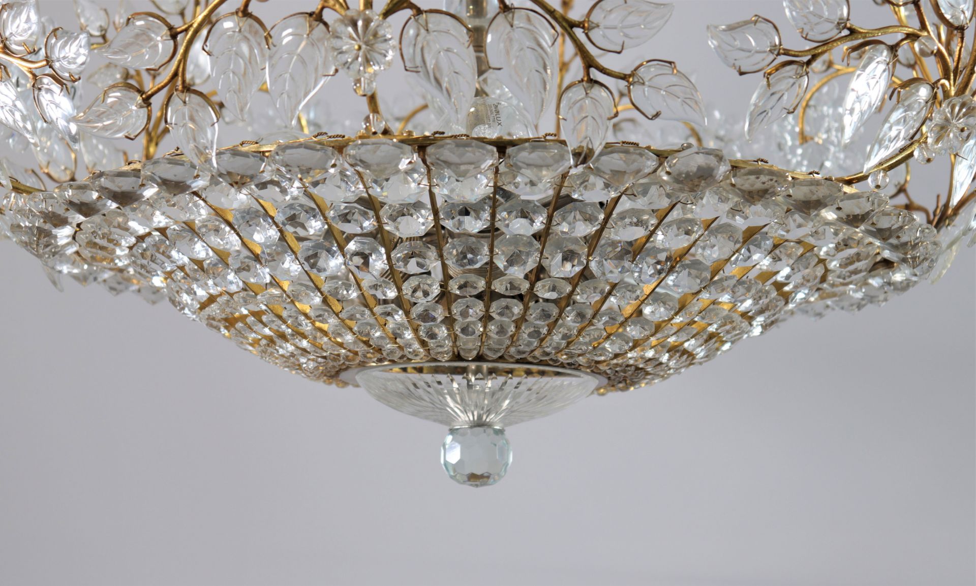 Maison BaguÃ¨s Chandelier in rich golden brass with floral decoration - Bild 4 aus 6